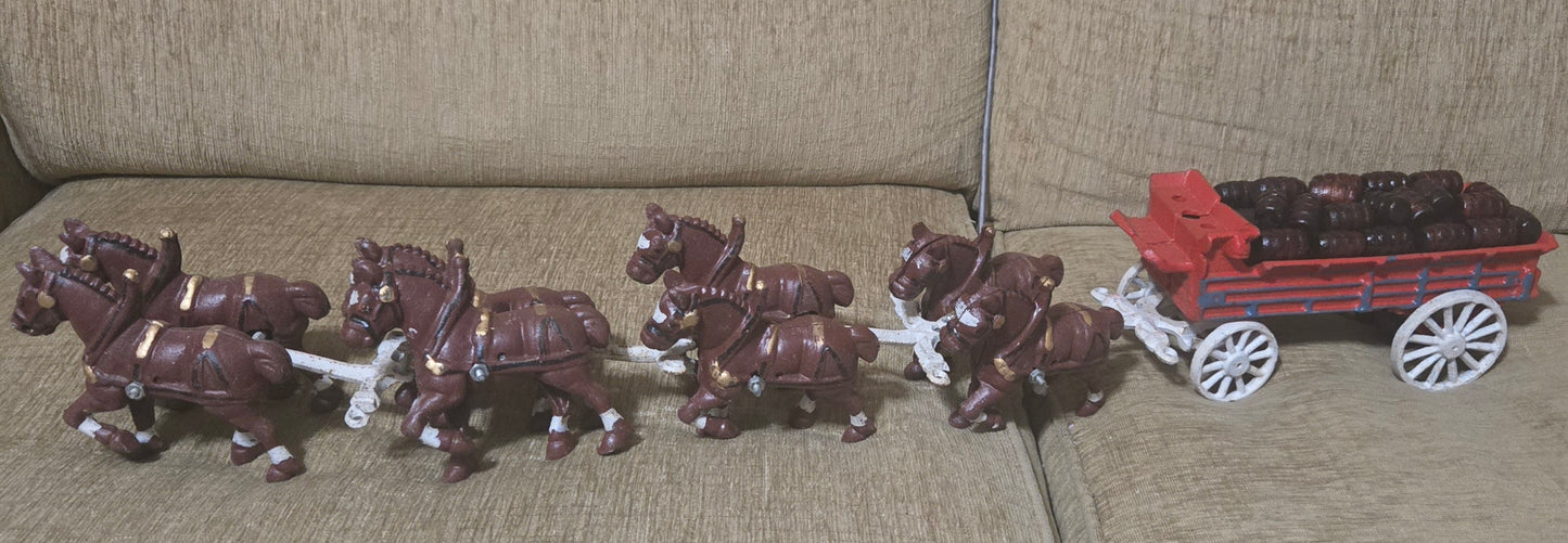 VINTAGE CAST IRON TOY BEER WAGON, 8 CLYDESDALE HORSES AND BARRELs